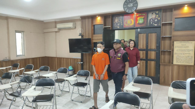 Suami istri yang telantarkan mayat anaknya di RS Sumber Waras saat dihadirkan dalam konferensi pers di Polsek Grogol Petamburan. Foto: Rachmadi Rasyad/kumparan