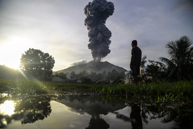 Seorang warga melihat erupsi dari kawah Gunung Ibu terlihat dari Desa Duono, Kabupaten Halmahera Barat, Maluku Utara, Rabu (15/1/2025). Foto: Andri Saputra/ANTARA FOTO