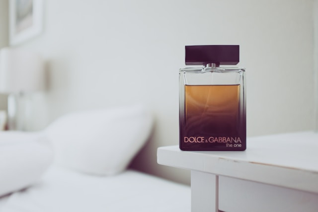 Ilustrasi untuk Rekomendasi Parfum Lacoste Pria. Sumber: Unsplash/Kenny Eliason