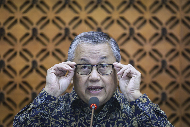 Gubernur Bank Indonesia (BI) Perry Warjiyo menyampaikan keterangan pers terkait hasil Rapat Dewan Gubernur (RDG) BI di Jakarta, Rabu (15/1/2025). Foto: Dhemas Reviyanto/ANTARA FOTO