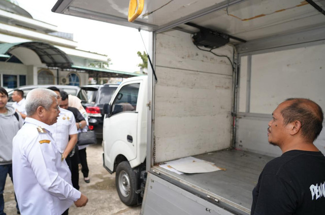 Pj Gubernur Kalbar, Harisson saat mengecek kesiapan mobil pengangkut makanan bergizi gratis. Foto: Dok. Adpim Pemprov Kalbar