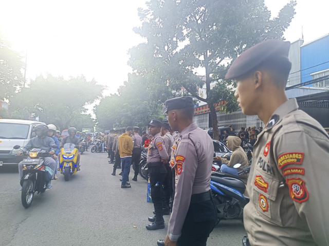 Polisi bentuk barikade di depan kantor sekretariat MPW PP Jawa Barat, Rabu (15/1/2025). Foto: Robby Bouceu/kumparan