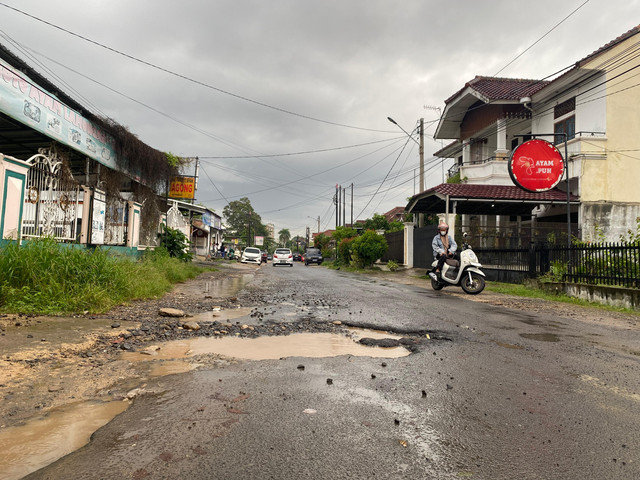 Ilustrasi jalan rusak. | Foto: Sinta Yuliana/Lampung Geh