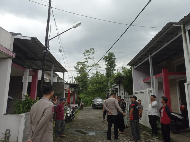 Andri Setia Irawan (36), maling yang tertangkap di salah satu rumah di Perum Ecca One Residence Kav. L Jalan Wisanggeni, Desa Sidorahayu, Kecamatan Wagir, Kabupaten Malang. Foto: Dok. Polsek Wagir