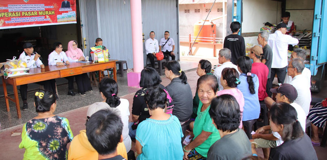 Operasi pasar murah yang digelar di Terminal Jongkat Mempawah. Foto: M. Zain/Hi!Pontianak