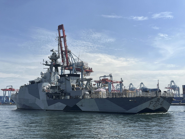 Kapal Angkatan Laut Kerajaan Inggris, His Majesty's Ship (HMS) SPEY, berlabuh di Pelabuhan Tanjung Priok, Jakarta Utara, pada Rabu pagi (15/1/2025). Foto: Tiara Hasna/kumparan