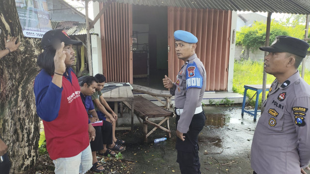 Mayat perempuan tanpa identitas ditemukan di warung kosong di Depan Made Great Residen, Desa Made RT 003 RW 011, Kecamatan/Kabupaten Lamongan, pada Rabu (15/1/2025). Foto: Dok. Polres Lamongan