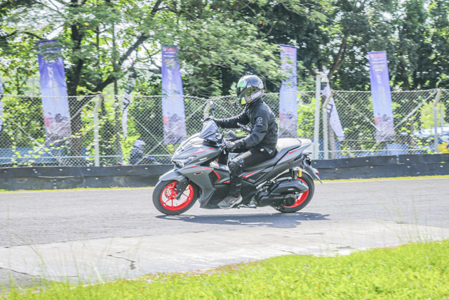 Test ride Yamaha Aerox Alpha di Sirkuit Sentul Karting, Bogor, Jawa Barat Rabu (15/1/2025). Foto: Dok. YIMM