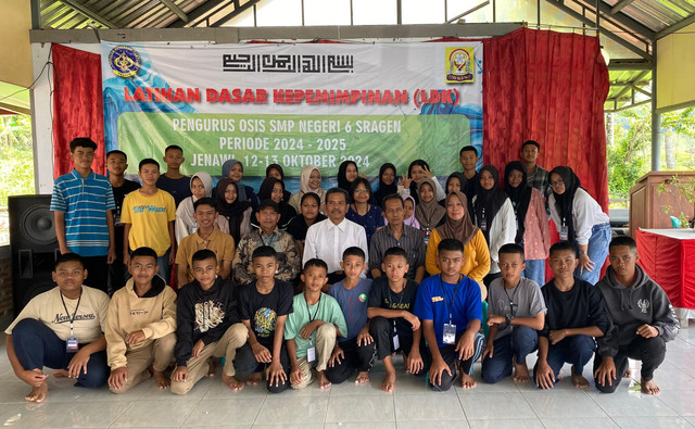 Foto bersama pengurus OSIS Periode 2024/2025 dengan Bapak Kepala Sekolah. Sumber : Dokumentasi