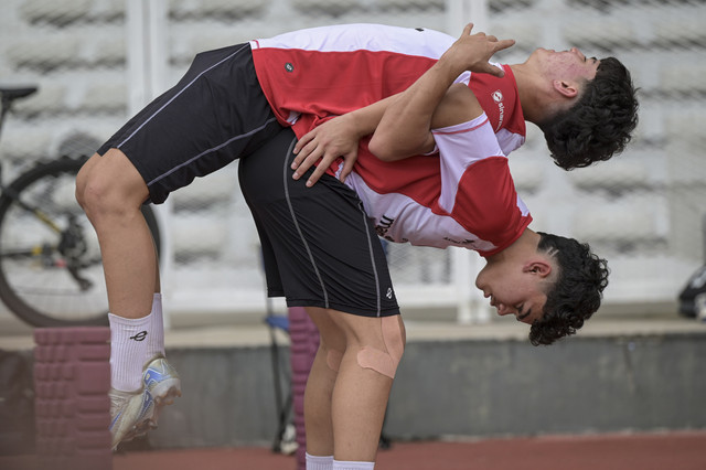 Pesepak bola Timnas Indonesia U-20 Timothy Baker (atas) dan Matthew Baker (bawah) mengikuti sesi latihan di Stadion Madya, Kompleks Gelora Bung Karno, Senayan, Jakarta, Rabu (15/1/2025). Foto: Fauzan/ANTARA FOTO