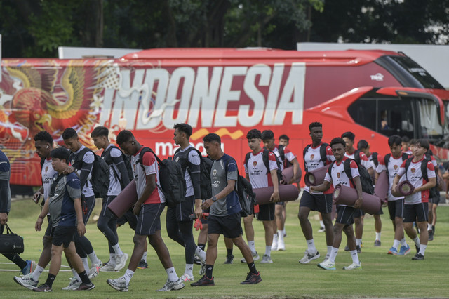 Sejumlah pesepak bola dan ofisial Timnas Indonesia U-20 turun dari bus untuk menjalani sesi latihan di Stadion Madya, Kompleks Gelora Bung Karno, Senayan, Jakarta, Rabu (15/1/2025). Foto: Fauzan/ANTARA FOTO