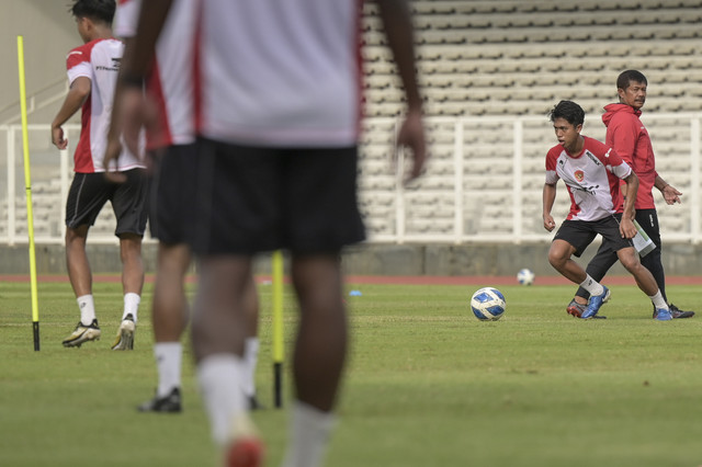 Pelatih Timnas Indonesia U-20 Indra Sjafri (kanan) memantau sesi latihan di Stadion Madya, Kompleks Gelora Bung Karno, Senayan, Jakarta, Rabu (15/1/2025). Foto: Fauzan/ANTARA FOTO