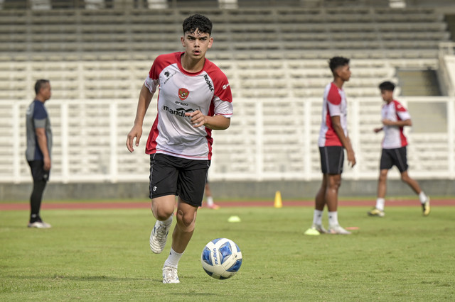 Pesepak bola Timnas Indonesia U-20 Matthew Baker mengikuti sesi latihan di Stadion Madya, Kompleks Gelora Bung Karno, Senayan, Jakarta, Rabu (15/1/2025). Foto: Fauzan/ANTARA FOTO