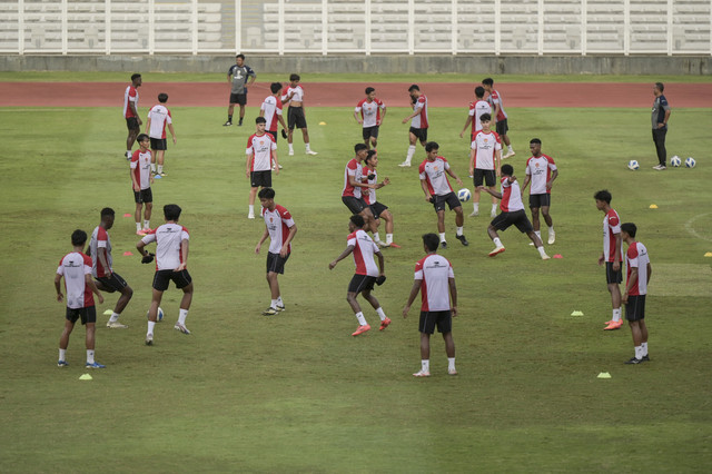 Sejumlah pesepak bola Timnas Indonesia U-20 mengikuti sesi latihan di Stadion Madya, Kompleks Gelora Bung Karno, Senayan, Jakarta, Rabu (15/1/2025). Foto: Fauzan/ANTARA FOTO