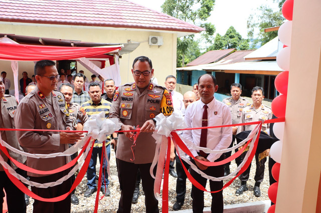 Kapolres Lampung Barat, AKBP Rinaldo Aser saat meresmikan Gedung Restorative Justice Tatag Trawang Tungga. | Foto: Dok Humas Polres Lampung Barat