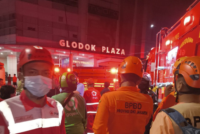 Sejumlah petugas berusaha memadamkan api saat kebakaran di Glodok Plaza di Jl. Pinangsia Raya No.1, RT.1 RW.6, Mangga Besar, Kec. Taman Sari, Jakarta, Rabu (15/1/2025). Foto: x/ @BPBDJakarta