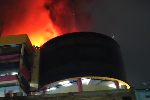 Suasana kebakaran di di Glodok Plaza di Jl. Pinangsia Raya No.1, RT.1 RW.6, Mangga Besar, Kec. Taman Sari, Jakarta, Rabu (15/1/2025). Foto: Dok. Joshua Banjarnahor