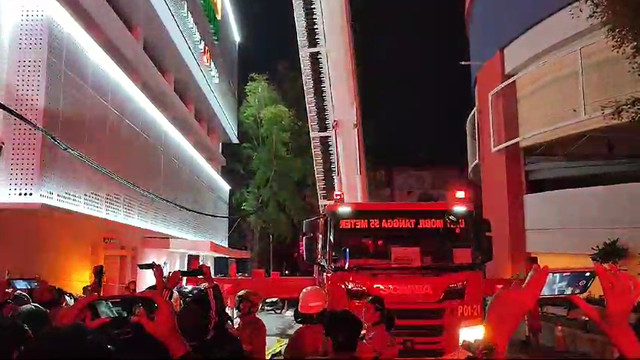 Mobil bronto saat melakukan evakuasi terhadap korban yang terjebak kebakaran di Glodok Plaza, Jakarta, Rabu (15/1/2025). Foto: Rachmadi Rasyad/kumparan