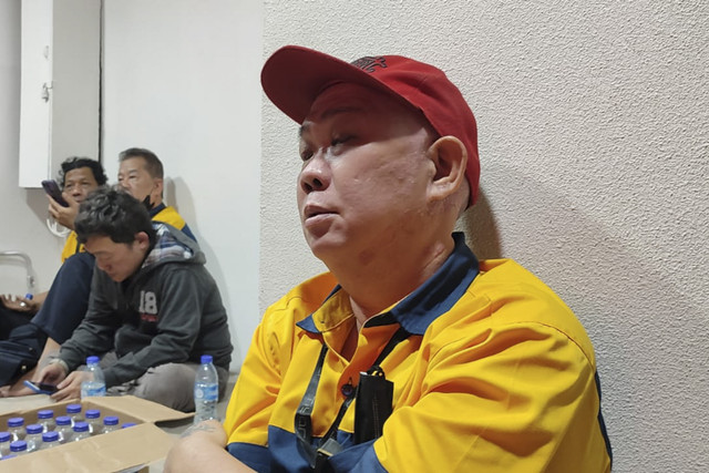 Jilim (55) salah seorang operator tempat karoke yang sempat dievakuasi di lokasi kebakaran di Gedung Glodok Plaza, Jakarta, Rabu (15/1/2025). Foto: Rachmadi Rasyad/kumparan