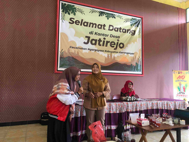 Workshop pembuatan lilin aromaterapi dari minyak jelantah (Foto: dok. KKN UNNES GIAT 10 Desa Jatirejo)