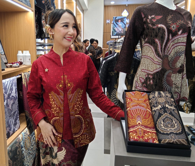 Batik kini hadir dalam berbagai desain modern dan trendi yang siap membuat gaya pekerja kantor semakin memukau. Foto: Masruroh/Basra