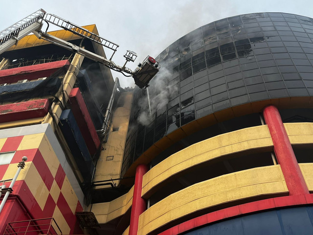 Kondisi terkini proses pendinginan di Glodok Plaza, Kamis (16/1) pagi. Foto: Rayyan Farhansyah/kumparan