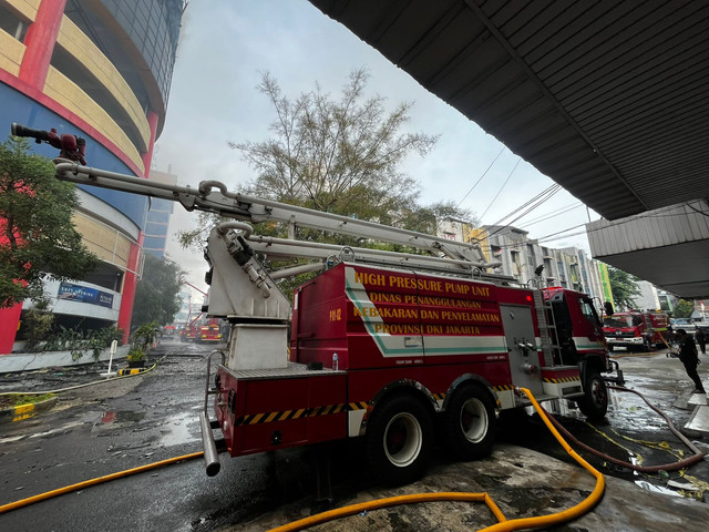 Kondisi terkini proses pendinginan di Glodok Plaza, Kamis (16/1) pagi. Foto: Rayyan Farhansyah/kumparan