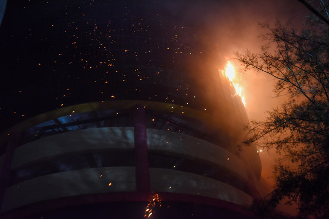 Api membakar Glodok Plaza di Taman Sari, Jakarta, Rabu (15/1/2025). Foto: ANTARA FOTO/Indrianto Eko Suwarso