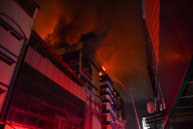 Petugas pemadam kebakaran berusaha menjinakkan api saat kebakaran di Glodok Plaza, Taman Sari, Jakarta, Rabu (15/1/2025). Foto: ANTARA FOTO/Indrianto Eko Suwarso