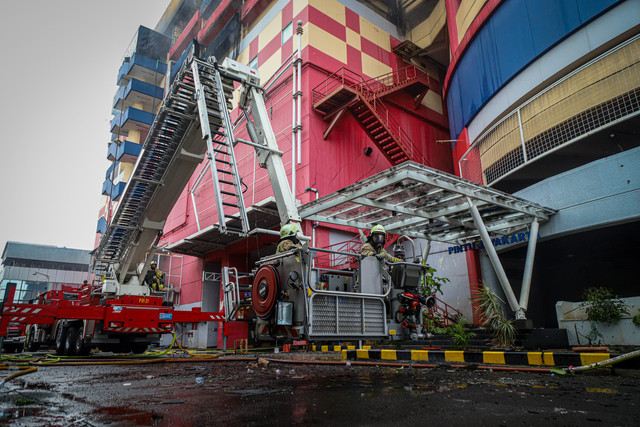 Petugas pemadam kebakaran menggunakan kendaraan High Pressure Pump Unit untuk melakukan pendinginan Glodok Plaza akibat kebakaran, Kamis (16/1/2025). Foto: Iqbal Firdaus/kumparan