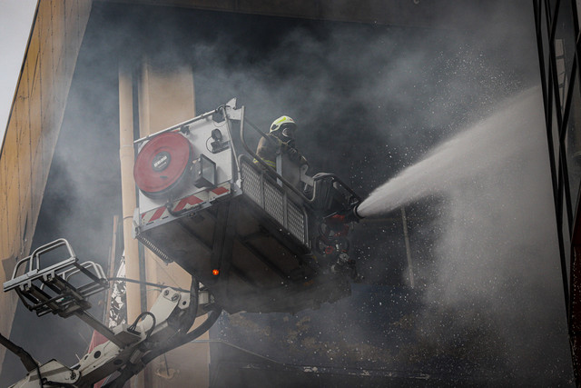 Petugas pemadam kebakaran menggunakan kendaraan High Pressure Pump Unit untuk melakukan pendinginan Glodok Plaza akibat kebakaran, Kamis (16/1/2025). Foto: Iqbal Firdaus/kumparan