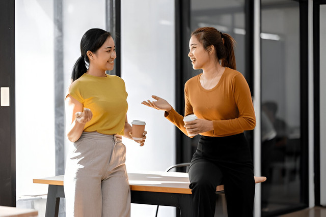 Ilustrasi komunikasi interpersonal (sumber: https://www.shutterstock.com/id/image-photo/two-asian-happy-businesswomen-talking-during-2558368883)