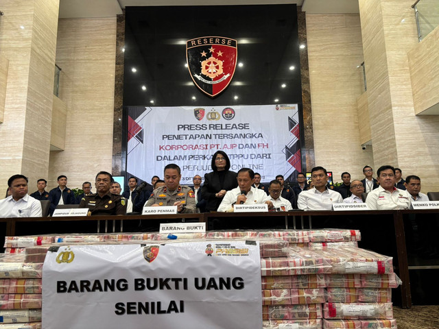 Press Release penetapan tersangka PT Arta Jaya Putra dan komisarisnya, FH terkait TPPU dari TPA perjudian online oleh Dittipideksus Bareskrim Polri di Mabes Polri, Jakarta pada Kamis (16/1). Foto: Abid Raihan/kumparan