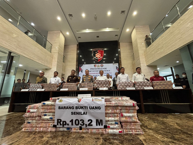 Press Release penetapan tersangka PT Arta Jaya Putra dan komisarisnya, FH terkait TPPU dari TPA perjudian online oleh Dittipideksus Bareskrim Polri di Mabes Polri, Jakarta pada Kamis (16/1). Foto: Abid Raihan/kumparan