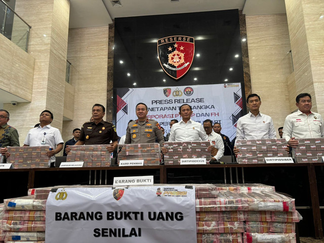 Press Release penetapan tersangka PT Arta Jaya Putra dan komisarisnya, FH terkait TPPU dari TPA perjudian online oleh Dittipideksus Bareskrim Polri di Mabes Polri, Jakarta pada Kamis (16/1). Foto: Abid Raihan/kumparan