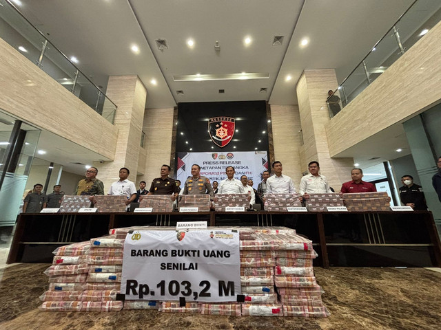 Barang bukti uang tunai senilai Rp 103,2 miliar yang disita Dittipideksus Bareskrim Polri dari PT Arta Jaya Putra dan komisarisnya, FH di Mabes Polri, Jakarta pada Kamis (16/1). Foto: Abid Raihan/kumparan