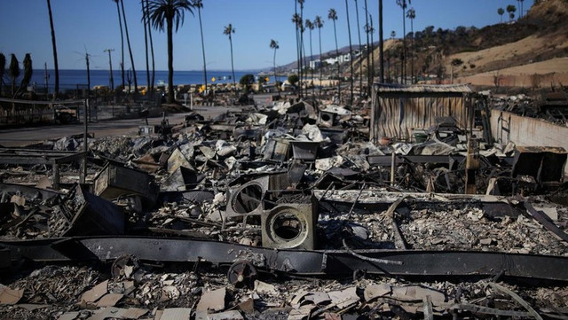 Barang Elektronik dan Furnitur Rumah yang hangus dan beberapa menjadi abu di Pacific Palisade, Los Angeles, California, AS. (REUTERS/Daniel Cole)