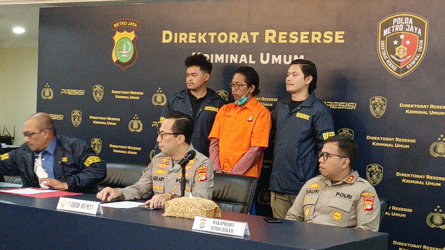 Konferensi pers penetapan tersangka kasus pembunuhan Aktor Sandy Permana, Kamis (16/1). Foto: Aprilandika Pratama/kumparan