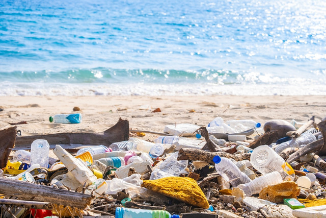 Ilustrasi pantai kotor akibat pariwisata tidak bertanggung jawab. Foto: Me dia/Shutterstock