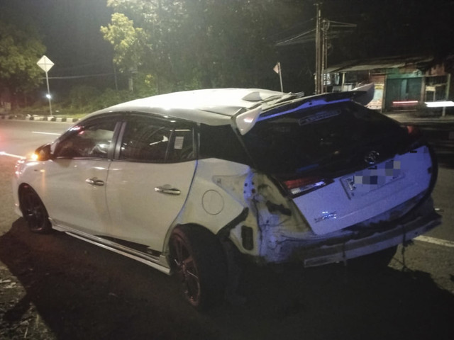 Toyota Yaris yang tabrak pohon di Jalan Yogya-Solo, Kapanewon Kalasan, Kabupaten Sleman pada Kamis (16/1) pukul 03.00 WIB. Akibat kecelakaan tunggal ini satu orang penumpang tewas. Foto: Dok. Satlantas Polresta Sleman