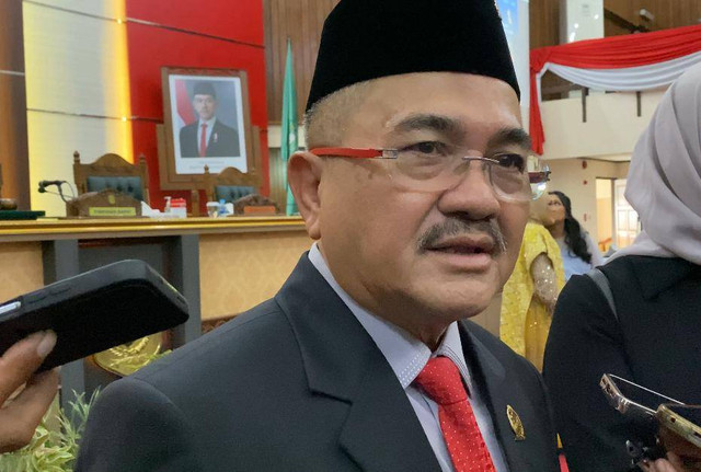 Ketua DPRD Provinsi Kalbar, Aloysius. DPRD Kalbar akan menyurati Kemenkeu meminta kejelasan tentang pajak progresif. Foto: Yulia Ramadhiyanti/Hi!Pontianak