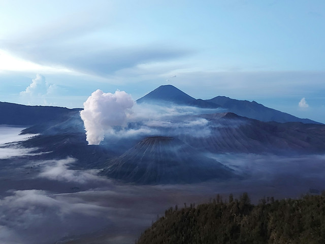 Tugu di Malang. Foto Hanya Ilustrasi, Bukan Tempat Sebenarnya. Sumber Unsplash Ake Widyastomo