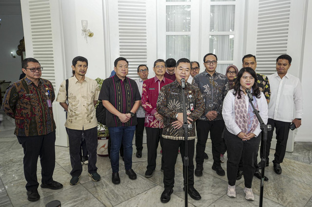 PJ Gubernur Jakarta Teguh Setyabudi menyampaikan keterangan kepada wartawan saat melakukan pertemuan dengan Tim Transisi Pramono-Rano di Balai Kota, Jakarta Pusat, Kamis (16/1/2025). Foto: Dok. Pemprov DKI Jakarta