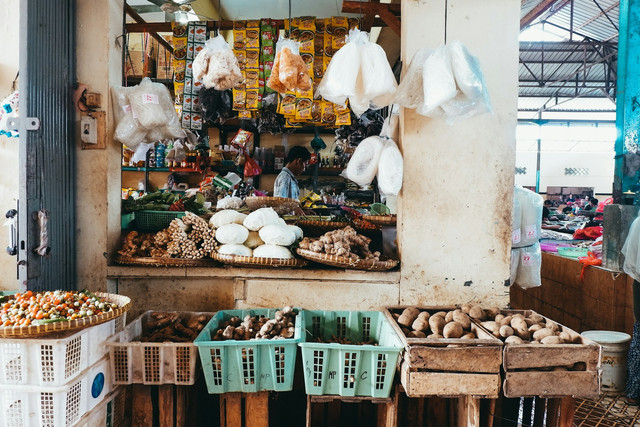 Pasar Jatingaleh Semarang. Foto hanya ilustrasi, bukan tempat sebenarnya. Sumber: unsplash.com/Devi Puspita Amartha Yahya.