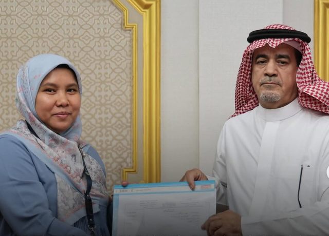 Neni Kurniati, Koordinator Perlindungan Warga KJRI Jeddah (kiri) terima uang diyat 300 ribu riyal untuk almarhumah WNI Foto: Dok KJRI Jeddah.