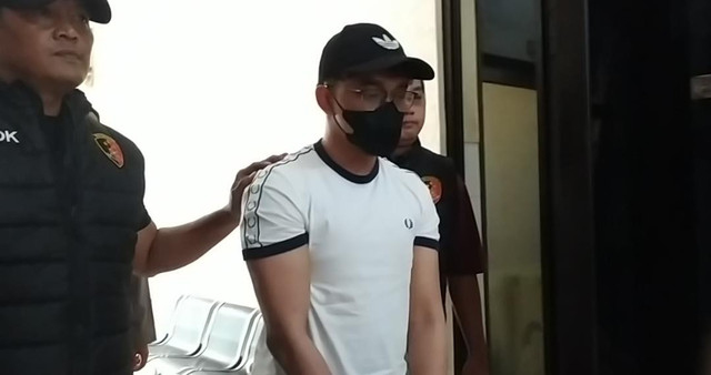 MIP (25) pelaku pembunuhan kekasihnya MA (24) di salah satu hotel di Jalan Tunjungan Surabaya saat di Mapolsek Genteng, Kamis (16/1/2025). Foto: Farusma Okta Verdian/kumparan