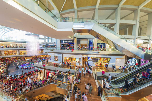 Ilustrasi pusat perbelanjaan di Singapura. Foto: "Netfalls  Remy Musser"/Shutterstock