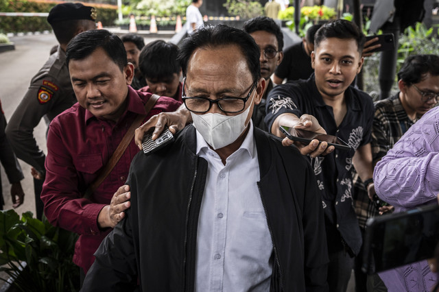 Hakim Mahkamah Konstitusi (MK) Ridwan Mansyur (tengah) berjalan keluar gedung usai menjalani pemeriksaan di Gedung KPK, Jakarta, Kamis (16/1/2024). Foto: Aprillio Akbar/ANTARA FOTO