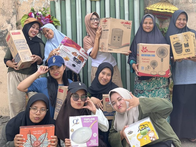 Kegiatan Pasar Tiban yang diadakan oleh Mahasiswa KKN GIAT 10 Universitas Negeri Semarang bersama dengan Ibu-ibu Pemberdayaan Kesejahteraan Keluarga (PKK) di Desa Kadirejo.