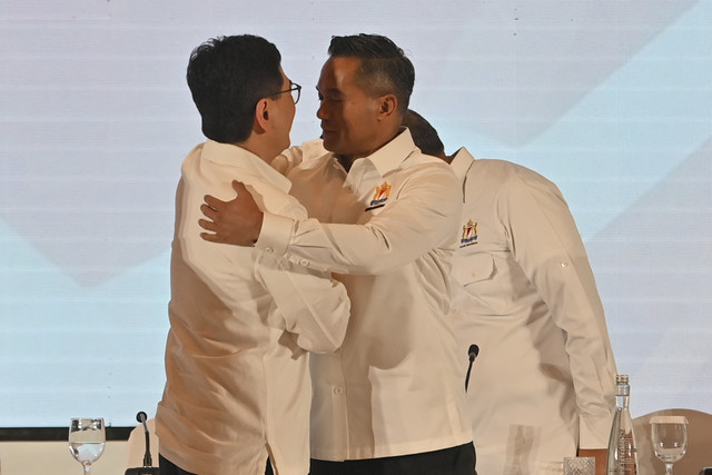 Ketua Umum Kadin Indonesia terpilih periode 2024-2029 Anindya Novyan Bakrie berpelukan dengan Ketua Umum Kadin Indonesia periode sebelumnya Arsjad Rasjid usai serah terima jabatan dalam Musyawarah Nasional Konsolidasi Persatuan di Jakarta, Kamis. Foto: Aditya Pradana Putra/ANTARA FOTO